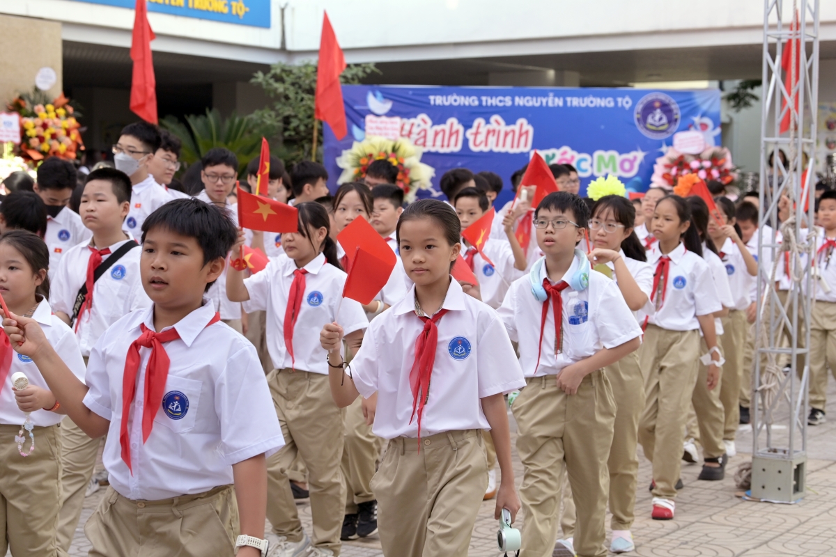 Lạm thu vẫn “bủa vây” phụ huynh